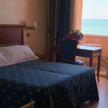 Hotel Alexander Resort Rimini Buitenkant foto