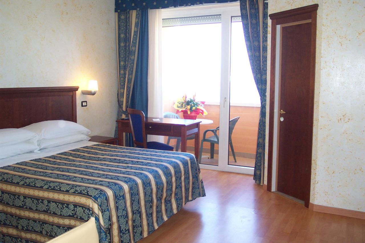 Hotel Alexander Resort Rimini Buitenkant foto