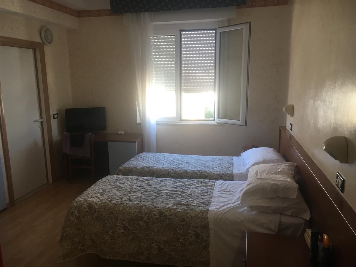 Hotel Alexander Resort Rimini Buitenkant foto