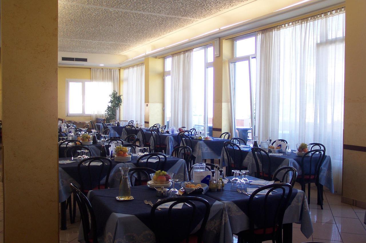 Hotel Alexander Resort Rimini Buitenkant foto
