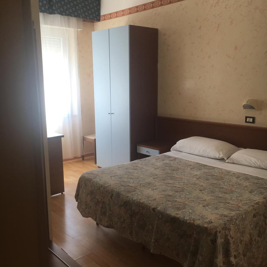 Hotel Alexander Resort Rimini Buitenkant foto